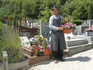 Entretenir et fleurir les sépultures pour les personnes qui par manque de temps, pour des raisons d’éloignement ou d’handicap ne peuvent plus le faire eux même. Voilà le quotidien des deux créateurs d’EN SA MEMOIRE.