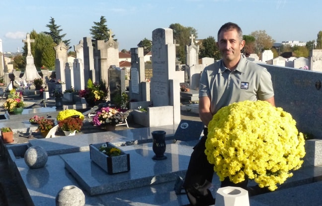 Lyon, le 29 octobre 2014 La société En Sa Mémoire, basée à Aix-en-Provence, a créé en 2008 un service d'entretien des tombes à distance. Flavien Jourdain (ci-contre) couvre toute la région Rhône-Alpes et réalise jusqu'à 15 interventions par jour. 