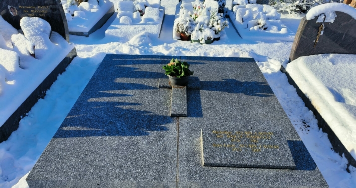 Composition florale cimetière hiver : fleurs résistantes au gel