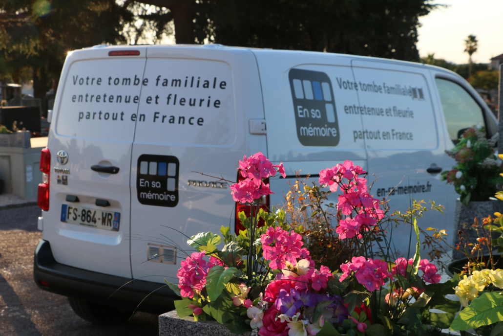 Utilitaire "En sa mémoire" dans un cimetière pour entretenir et fleurir les sépultures