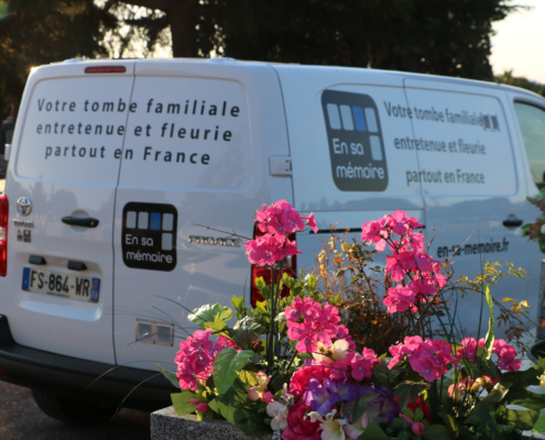 Utilitaire "En sa mémoire" dans un cimetière pour entretenir et fleurir les sépultures