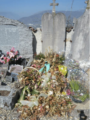 Tombe après les obsèques et sans intervention de nettoyage