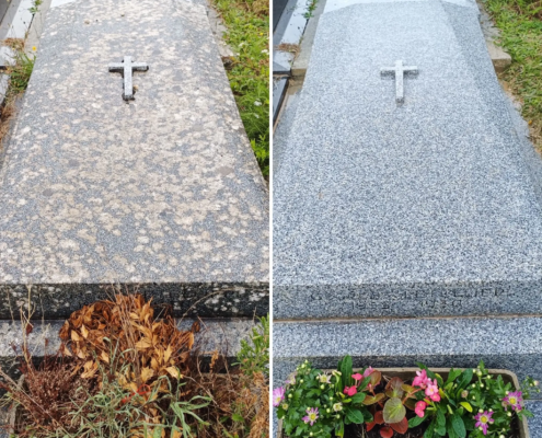 Tombes jumelées avant/après lavage : dalle funéraire en granit avec croix, façade nettoyée et fleurs fraîches dans le végétal du socle.