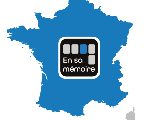 Carte de la France en bleu avec le logo "En sa mémoire" au centre, symbole de mémoire et services funéraires. meilleur prix entretien tombe intégré.