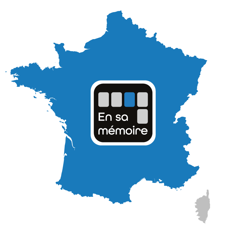 Carte de la France en bleu avec le logo "En sa mémoire" au centre, symbole de mémoire et services funéraires. meilleur prix entretien tombe intégré.