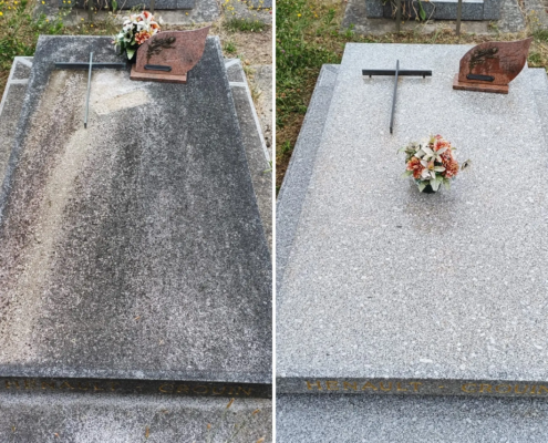 Deux tombes avant/après nettoyage: dalle gravillonnée propre sur fond clair à droite, sombre et verdâtre à gauche; fleurs artificielles et plaque commémorative visibles sur les sépultures.