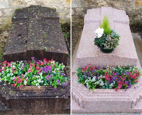 Deux petites tombes avant/après nettoyage: à gauche pierre sombre couverte de mousse et fleurs multicolores au pied; à droite pierre claire fraîchement nettoyée avec arrangement floral et pot de fleurs au sommet.
