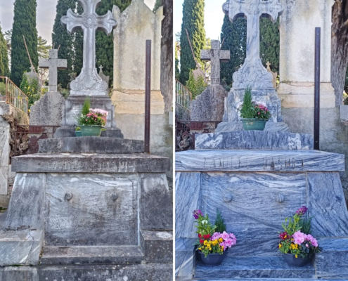 Deux tombes similaires en pierre dans un cimetière: devant des socles marbrés et des croix, fleurs variées en pots sur les marches.