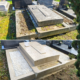 Tombe réaménagée: avant/après nettoyage et fleurissement, base en pierre avec croix gravée, planter des gravats et gravats autour, zones recouvertes de petites pierres blanches.