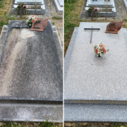 Deux vues d’une tombe avant/après nettoyage: dalle gravée et fleurs fanées remplacées par bouquet frais; vitre d’angle et plaque funéraire visibles. Altération et entretien sans déplacement.