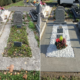 Modification d'une concession funéraire montrant avant/après : ancienne tombe avec gazon et gravier, puis aménagement avec allée et gravier blanc, vase de fleurs et tombe réhabilitée.