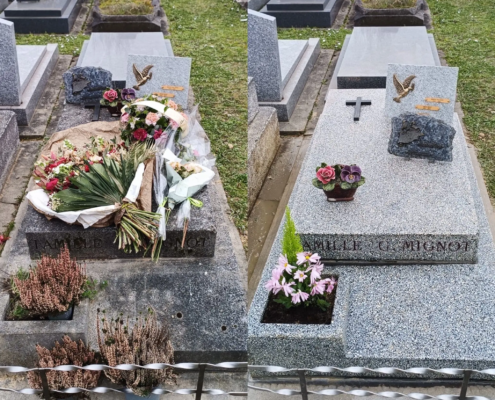 Deux tombes au cimetière décorées de bouquets et fleurs; l’une avec un grand bouquet posé sur la pierre, l’autre avec des petites fleurs et une urne gravée.
