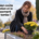 Personne arrangeant des fleurs jaunes dans une tombe au cimetière, texte publicitaire sur le coût de l’entretien et