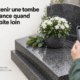 Personne prenant une photo d’une tombe gravée avec des fleurs blanches sur le dessus.
