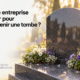 Tombe en granit avec des fleurs autour et un soleil bas à l’arrière-plan.