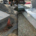 Deux tombes dans un cimetière avec des pierres tombales et des fleurs, montrant une comparaison avant et après entretien.