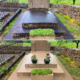 Tombe avant/après nettoyage et fleurissement : terrasse sombre avant, pavé éclairci après, avec jardinières de succulentes