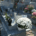 Tombe cremée décorée avec des fleurs et des objets funéraires en pierre et en céramique.